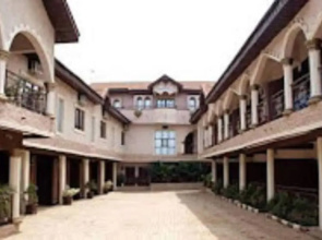 Townhall Hotel & Suites