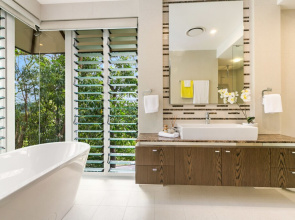 Luxurious Treetop Sanctuary