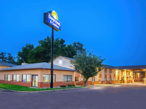 Days Inn & Suites by Wyndham Waterloo