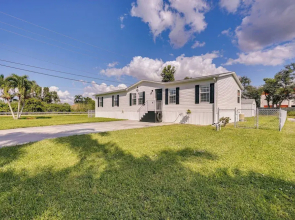 Sunny Fort Myers Home w/ Screened-in Porch & Grill