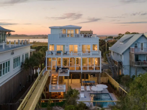 Ocean's Eye by Avantstay Beach Front Home w/ Roof Top, Pool & Putting Green!