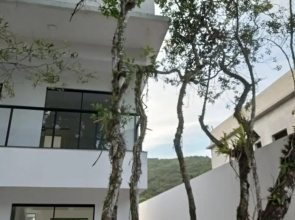 Casa com dois pavimentos nova, em Mariscal