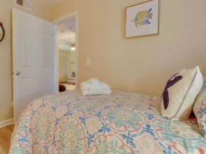 Hilton Head Condo w/ Patio - Walk to Beaches!