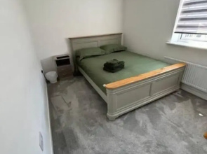 Room in Lenton with free parking