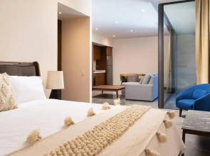 Light Filled And Stylish Studio Private Balcony Pool View Free Shuttle to the Beach Club Gym