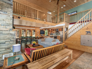 Pine Acres 4 Bedroom Home by NW Comfy Cabins by RedAwning