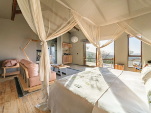 Rhino Ridge Safari Lodge