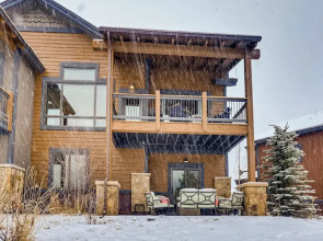 New Luxury 3bdr Townhome/stunning Decor, Mountain Views 3 Bedroom Townhouse by RedAwning