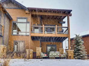 New Luxury 3bdr Townhome/stunning Decor, Mountain Views 3 Bedroom Townhouse by RedAwning