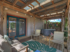 The Willows Retreat - Sleeps 17, Hot-tubs, Close to Main Street!