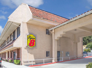 Super 8 by Wyndham Hayward Downtown