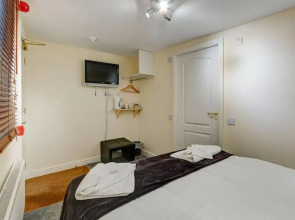 Commodore Hotel & Suites