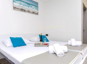 Room-all Saints Suites B&b Kastela