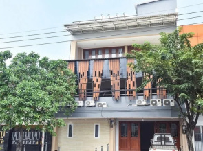 Reddoorz Plus Near Stasiun Tvri Surabaya