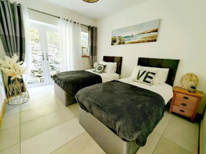 4 Bed Villa Sleeps 8 -private Terrace-free Parking