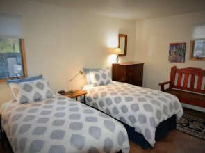 Sunset Vista - Spectacular Mountain Views, Light-filled Family Home