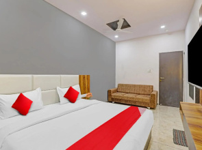 OYO Flagship 80700 Hotel Dumas Rooms Restaurant