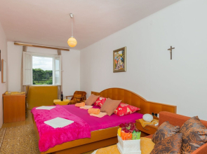 Charming Island Apartment & Garden, Near Sandy Beach and Restaurant, WiFi