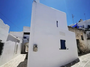 Authentic White House in Paros Lefkes