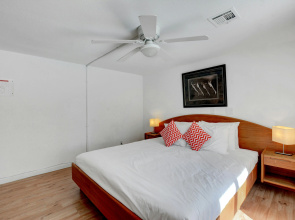 Vibrant in Vegas 4 Bd with Shimmering Pool!