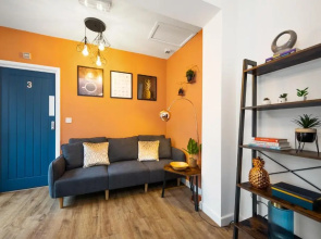 7 bedroom house ENSUITE Rooms, fully equipped kitchen, free WIFI, TVs in all rooms CITY CENTRE CLOSE TO A46 Inspire Homes