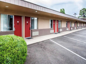 Econo Lodge University