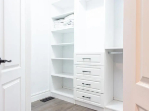 Cheerful 5-bedroom home in Downtown with HOTTUB