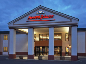 Howard Johnson Plaza Hotel by Wyndham Madison