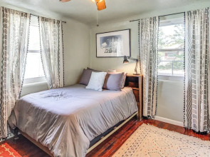 3 Mi to Old Town, Fenced Yard: ABQ Abode!