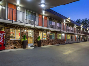 Econo Lodge Inn & Suites Hillsboro - Portland West