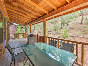 3 Mi to Fool Hollow Lake: Cozy Cabin w/ Deck