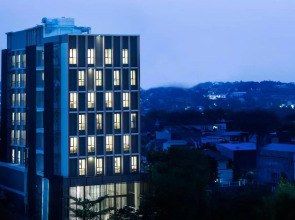 Up-Peak Hotel Simpang Lima Semarang Powered by Archipelago