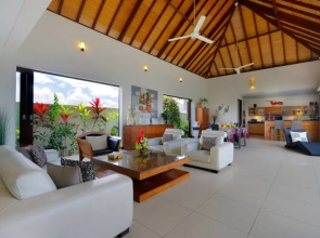 Luxury Private Villa, 4 BR, Canggu w/ Staff