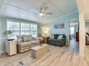 Walk to Beach! Surfside Beach Family Bungalow