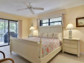 Beautiful 2 bedroom with Boat Slip 2 Home by RedAwning