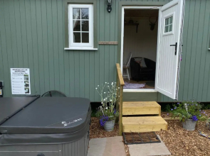 The Laburnum Retreat Shepherd Hut private hot Tub