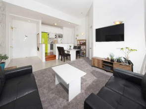 QV Viaduct Charming Apartment with AC WiFi and Parking - 933