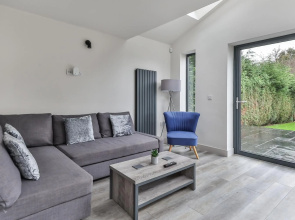 Large, Modern Apartment with En-suites, Wifi, Parking