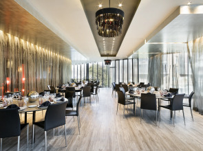 Отель Barcelona Condal Mar Affiliated by Meliá