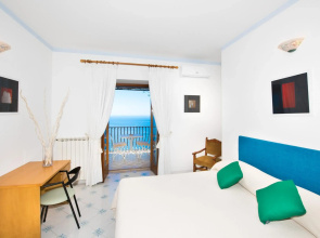 Villa Savina - Elegant Family Villa Overlooks Amalfi Coast -