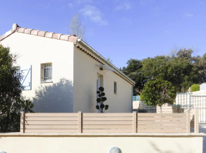 Nice Holiday Home With Private Terrace, Arpaillargues-et-aureillac