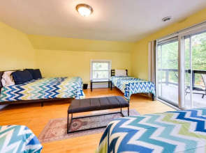 Family-friendly Milwaukee Home w/ Deck Near Uwm!