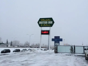 Red Deer Inn & Suites