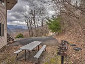Burnsville Apt w/ Deck in Pisgah National Forest