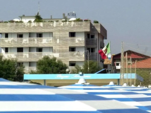 Kiss Beachfront Hotel & Restaurant