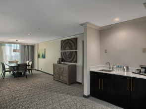 DoubleTree by Hilton at the Entrance to Universal Orlando