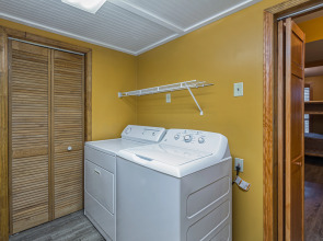 North Ridge Place Brand New Log Cabin with Hot Tub Great Location