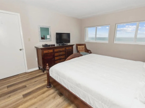 Beach House 505b 1 Bedroom Condo by RedAwning