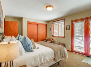 Downtown Frisco Townhome ~ 1 Mi to Lake Dillon!