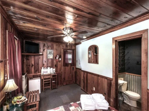Apache Village 3, Queen Bed, Midtown, Sleeps 2